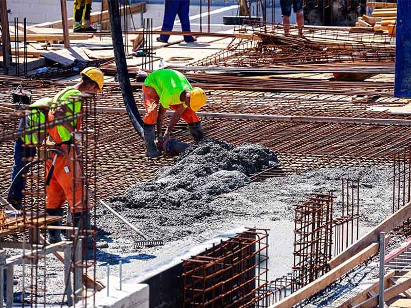 funcionários da estação de mistura de concreto