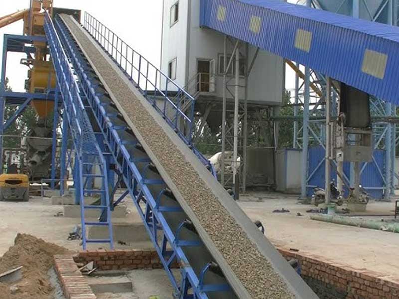 usina de concreto com correia transportadora