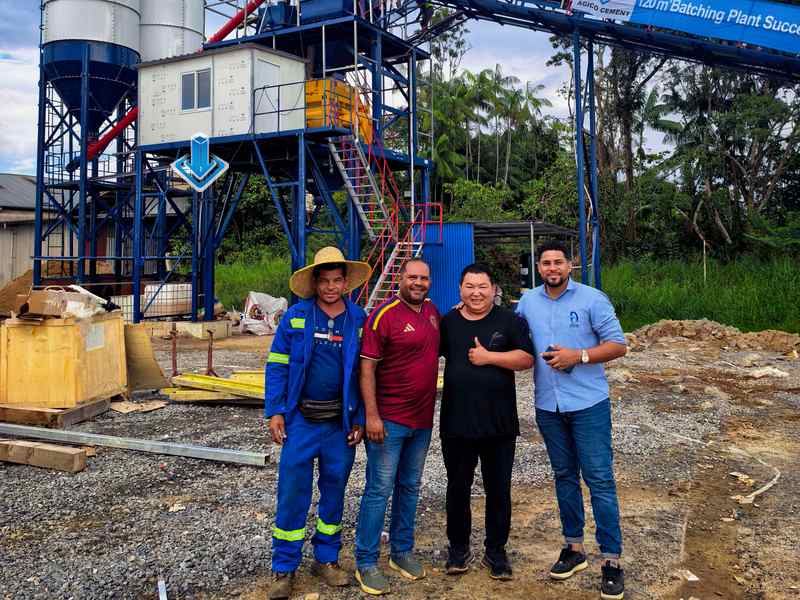 Equipe da AGICO no local da central de concreto HZS no Chile